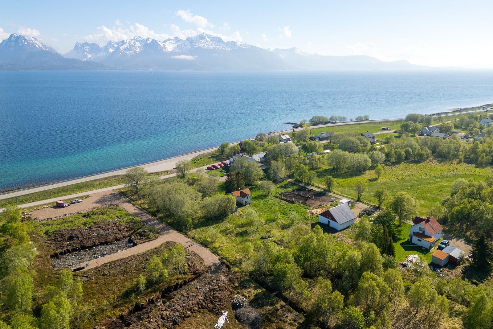 Tomten ligger i et etablert område med god avstand mellom eiendommene. Galleribilde