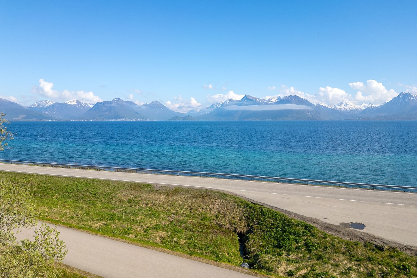 Fra eiendommen er det en uhindret og storslått utsikt over fjorden og fjellene bakenfor. Galleribilde