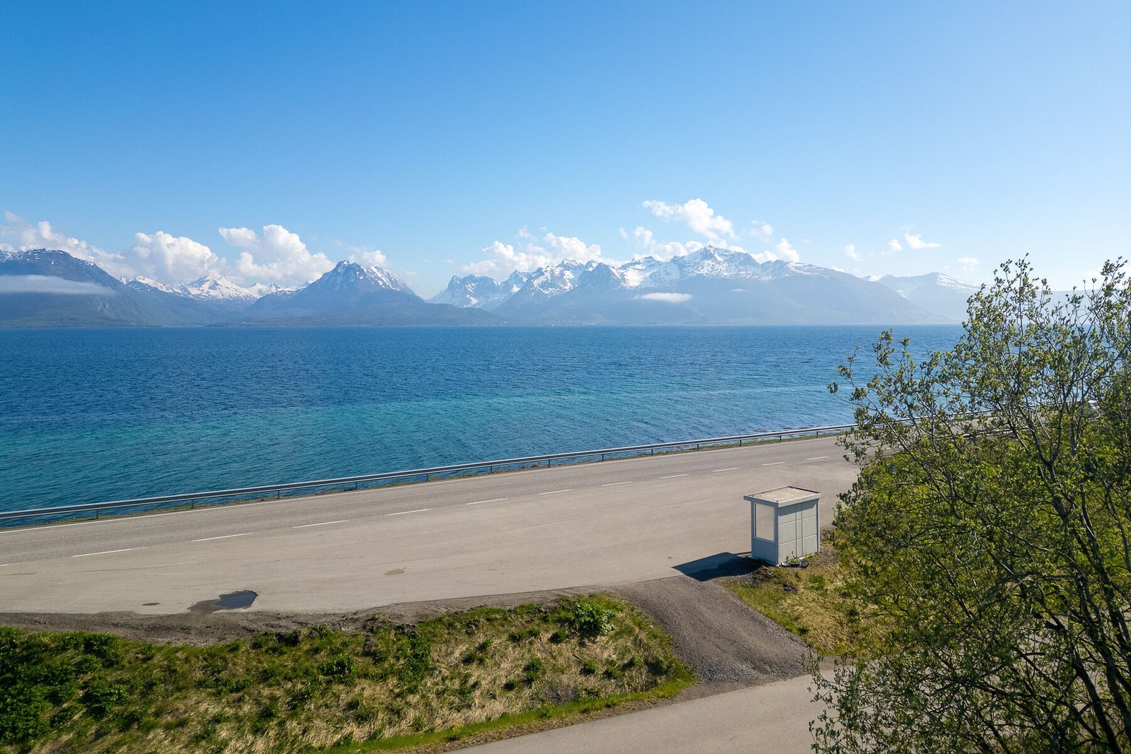 Den potensielle utsikten fra en fremtidig bolig er formidabel, med fjell og fjord så langt øyet kan se. Galleribilde
