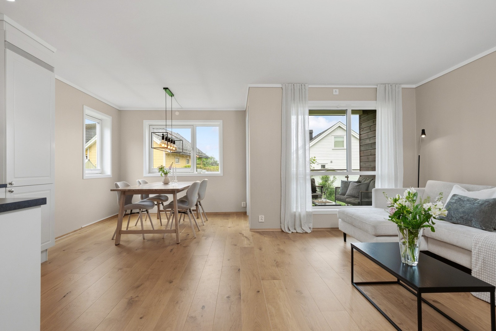 Parkett og malte flater gir et lyst og moderne uttrykk. Galleribilde