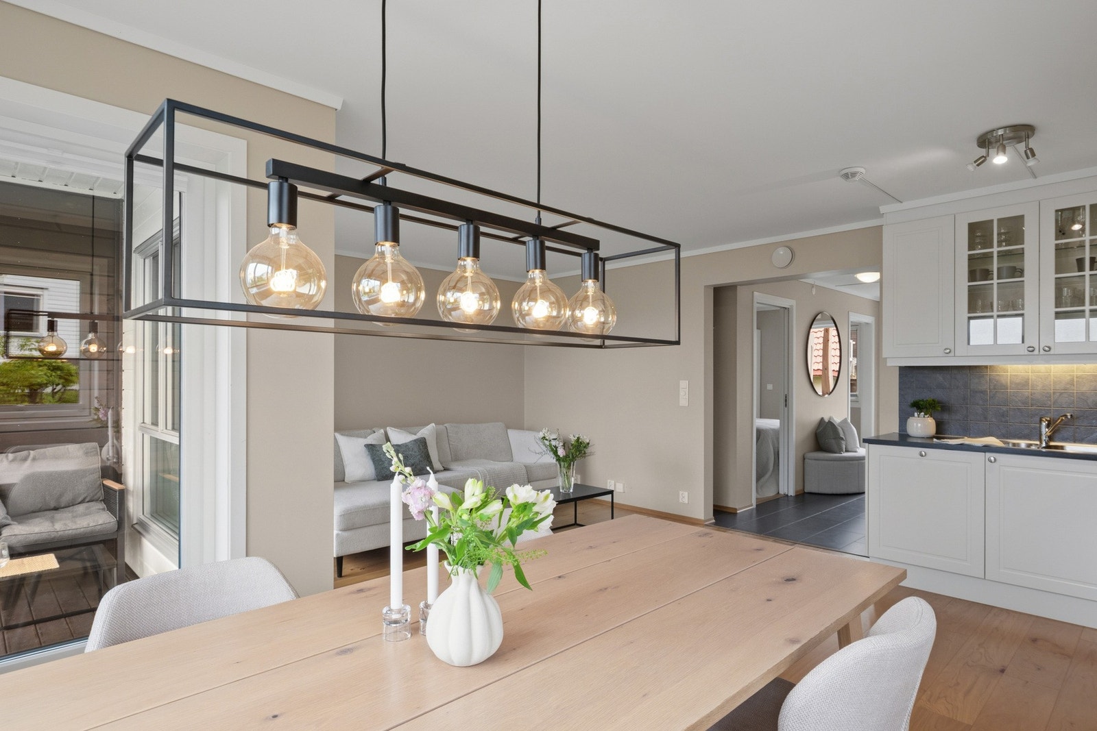 God plass til sofagruppe og spisebord i den åpne løsningen. Galleribilde