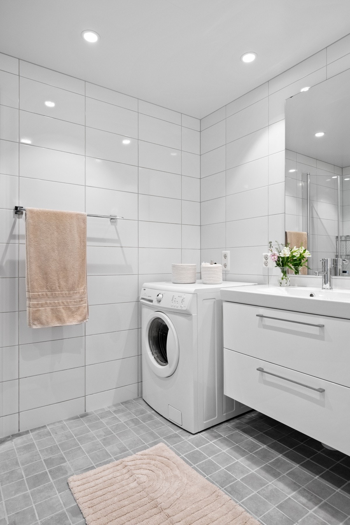 Opplegg for vaskemaskin gjør badet til et komplett vaskerom. Galleribilde