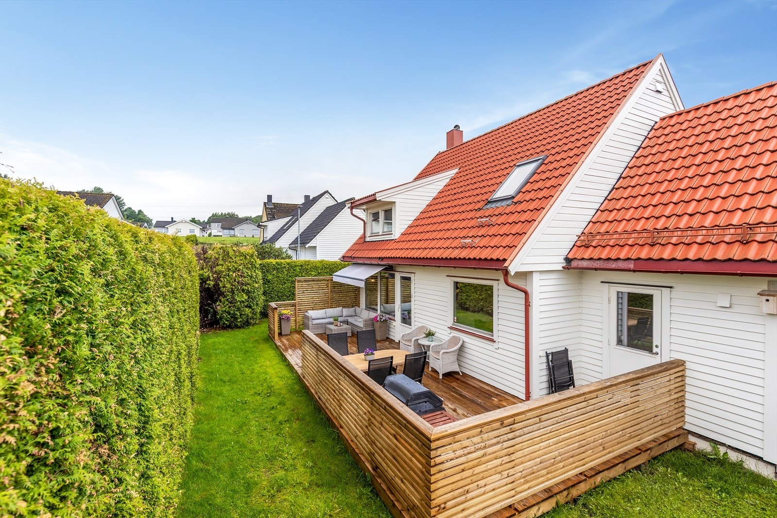 Den store terrassen på 33 m² og den skjermede hagen skaper et privat og hyggelig uterom. Galleribilde