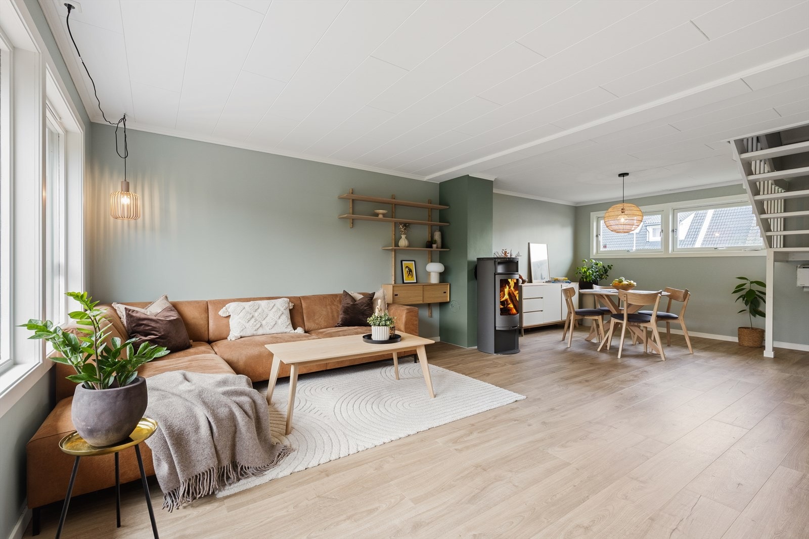 Stuen er et sosialt samlingspunkt med en åpen løsning mot spiseplassen og trappen til andre etasje. Galleribilde