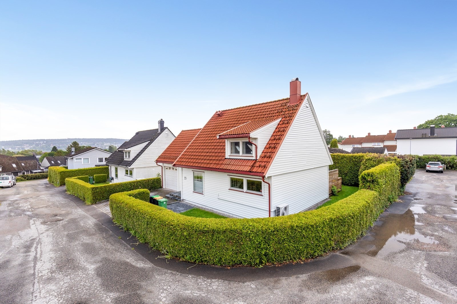 EiendomsMegler1 ved Mette Krokås Selander ønsker velkommen til Klyveekra 23! Foto Inbovi Galleribilde
