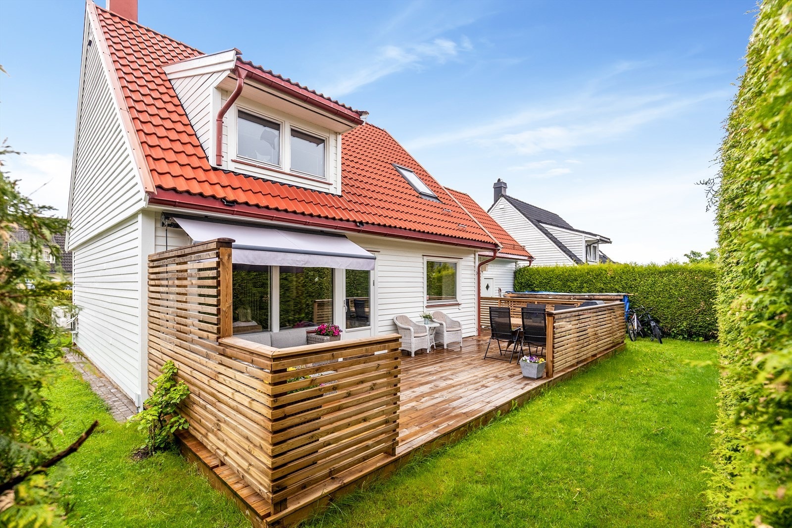 Enebolig med 3 soverom og garasje | Stor, nyere terrasse og skjermet hage | Ny varmepumpe fra 2024 og nyere tak Galleribilde