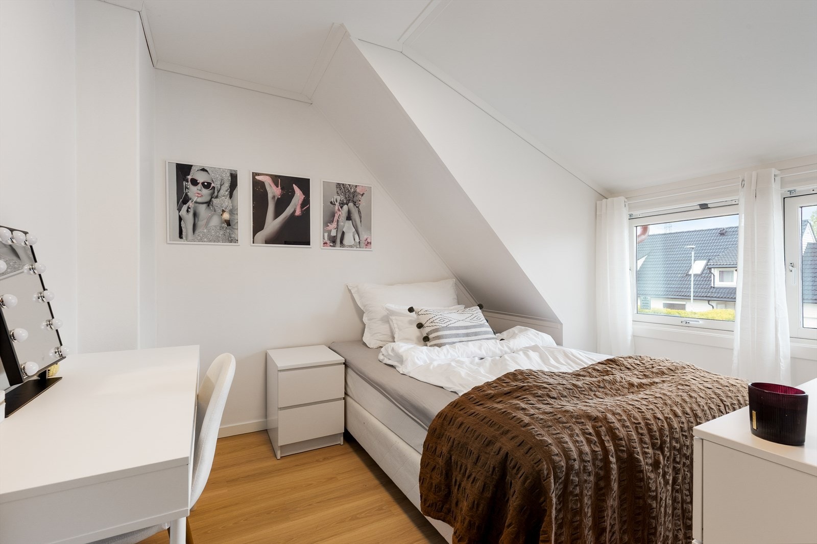 Soverom med god plass til både seng og skrivepult. Galleribilde