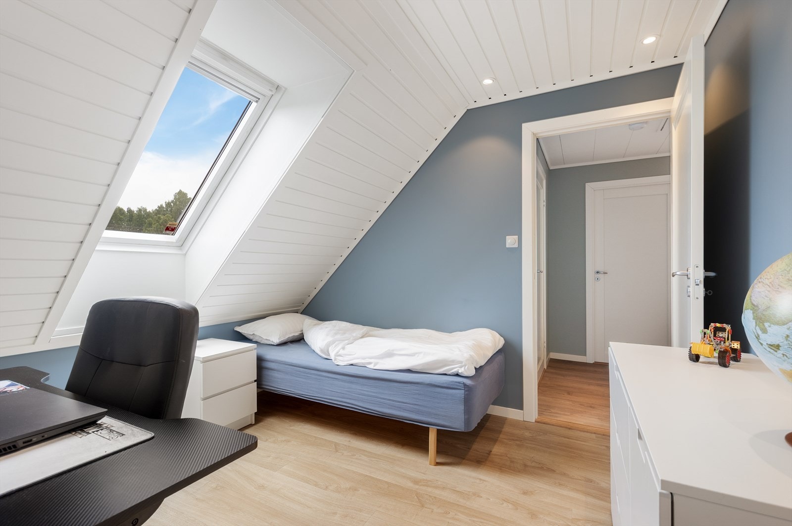 Plassen under skråtaket er godt utnyttet, og rommet passer utmerket som barnerom eller kontor. Galleribilde