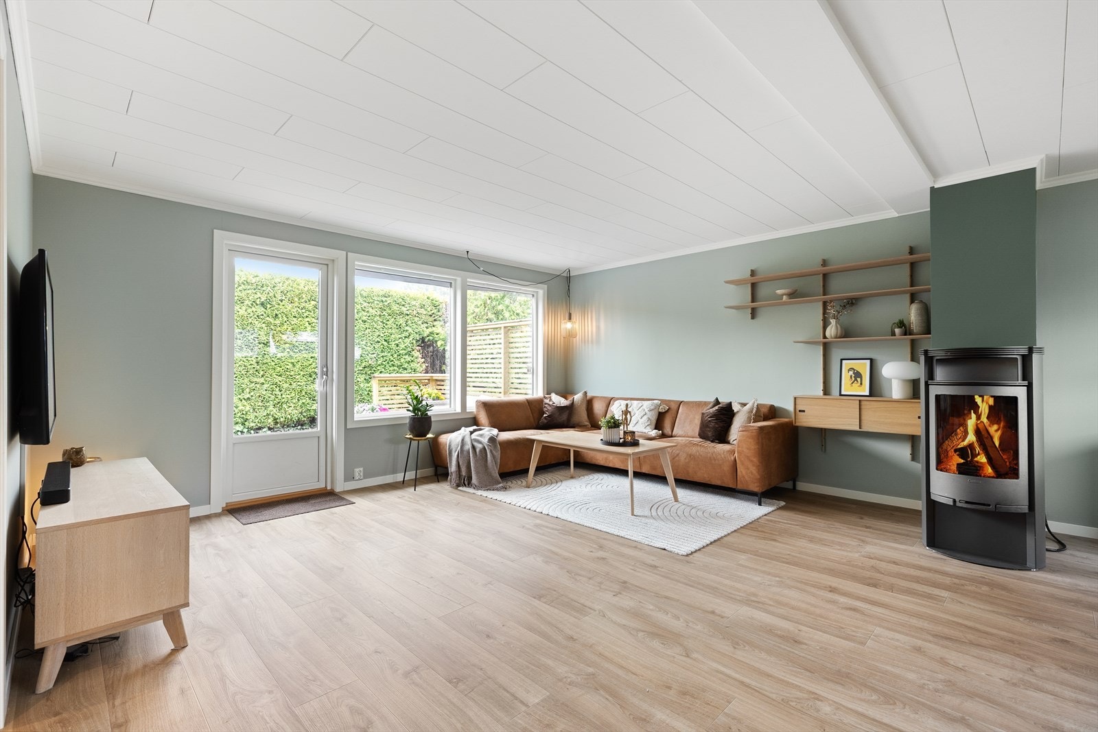 Fra stuen er det direkte utgang til terrassen gjennom verandadør fra 2014. Galleribilde