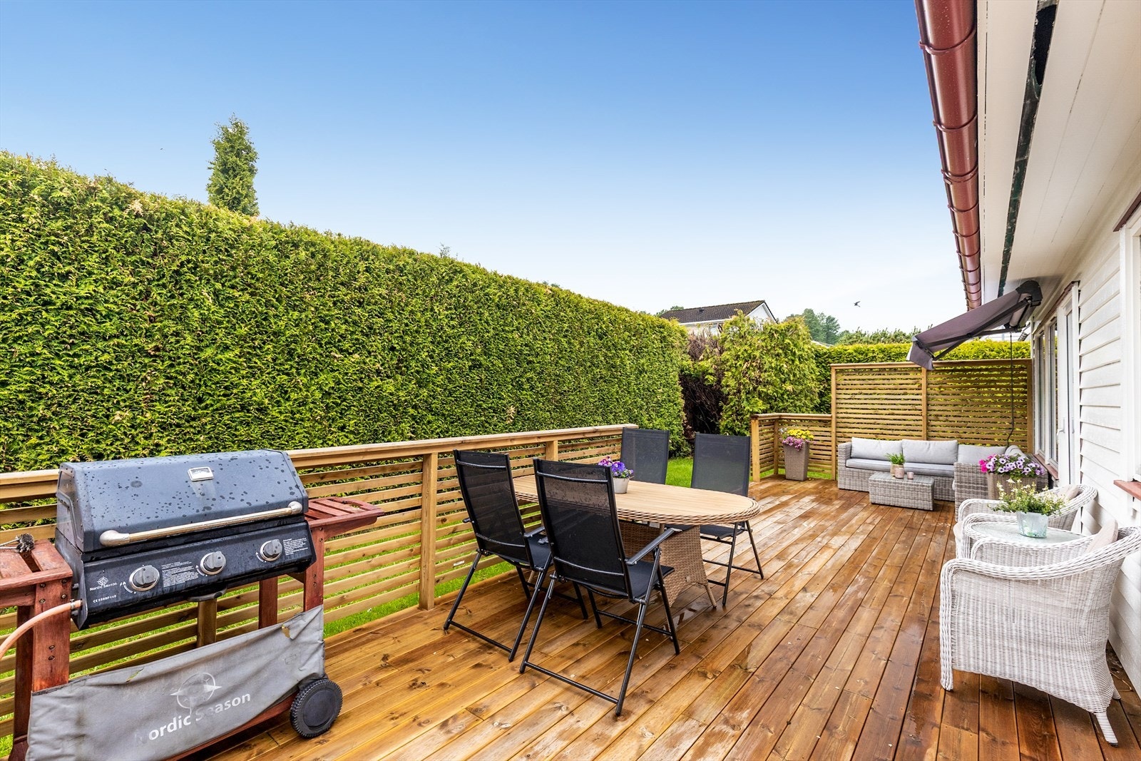 Terrassen er romslig og gir god plass til både spisebord, grill og flere sittegrupper. Galleribilde