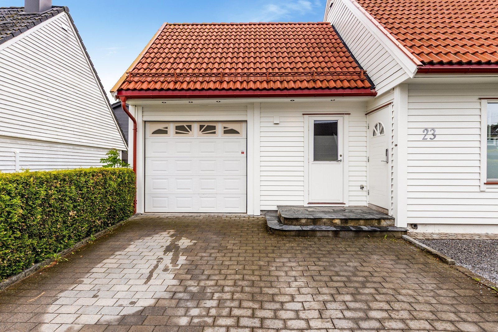 Inngangspartiet har tilknytning til garasjen, som gir tørrskodd adkomst. Galleribilde