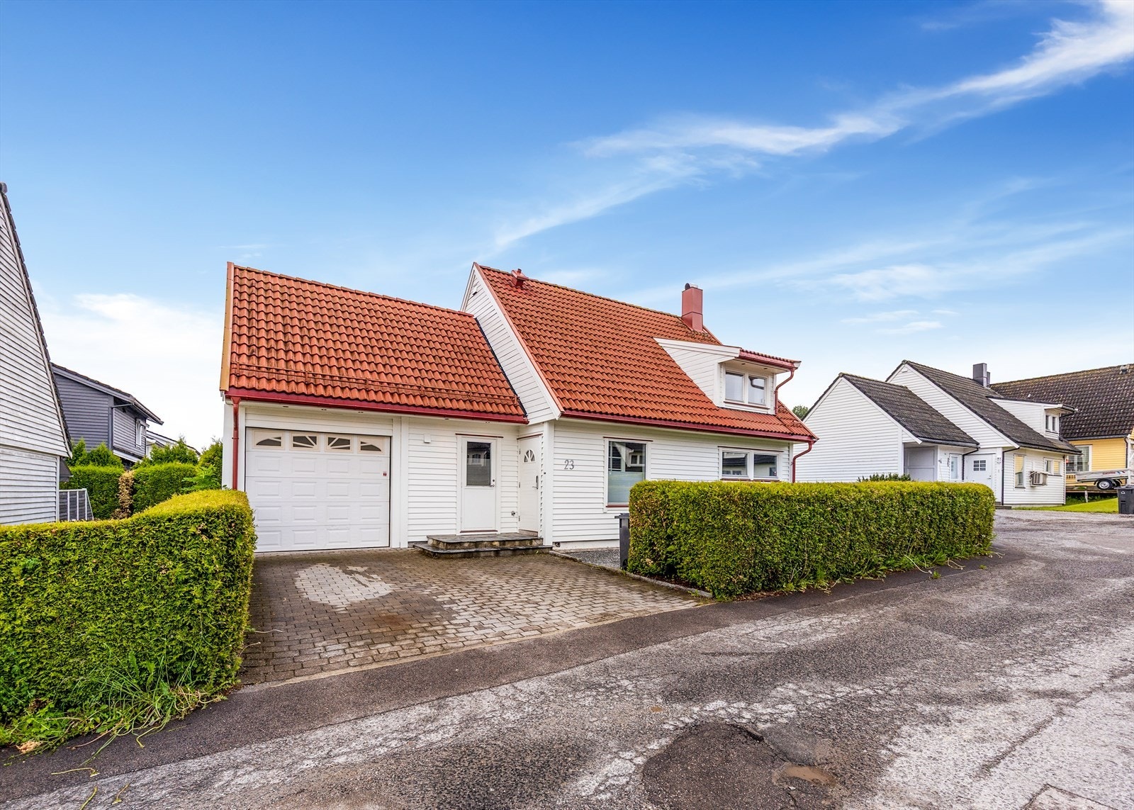 En gjennomført enebolig fra 1983 over to etasjer, med tre soverom, praktisk planløsning og en nyoppført terrasse som gjør hagen til en naturlig del av hverdagen. Galleribilde