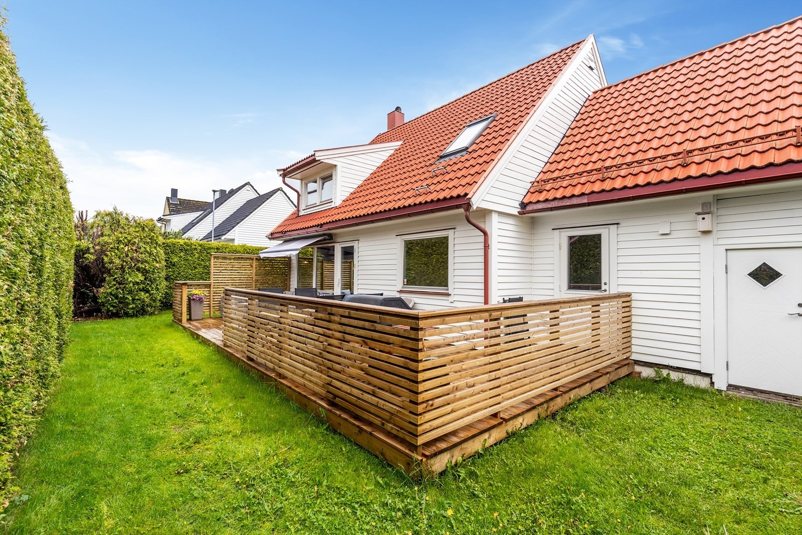 Hagen er pent opparbeidet og omkranset av en hekk som skjermer for innsyn. Galleribilde