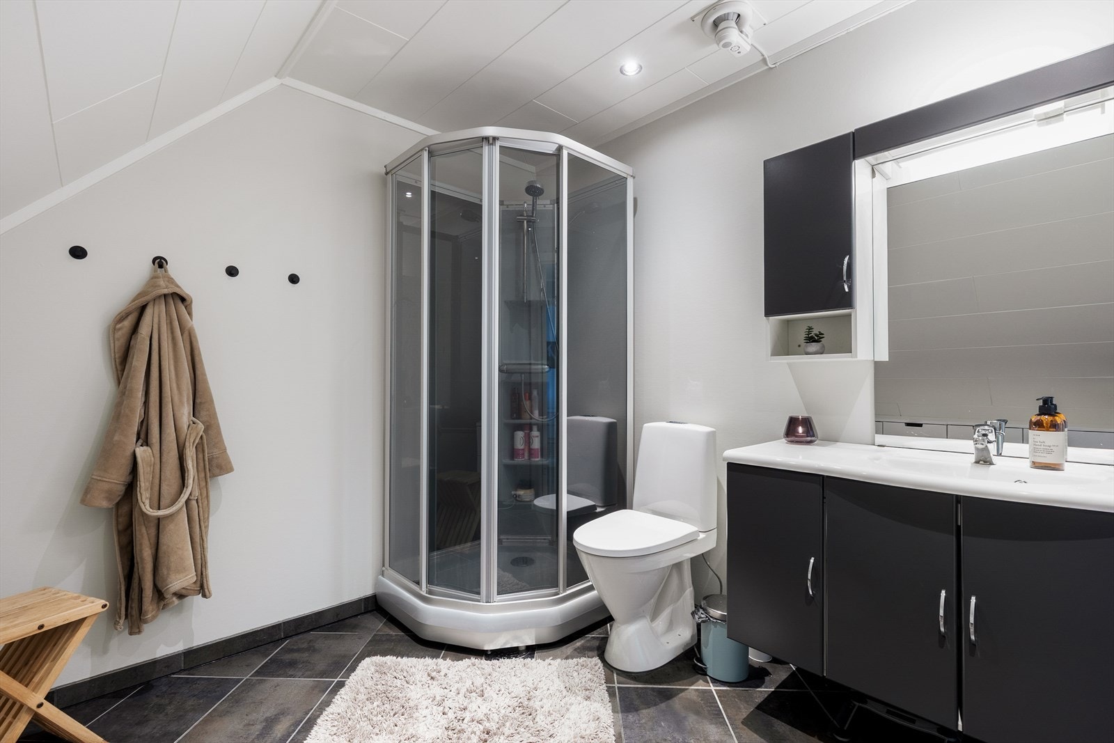 Badet i andre etasje har flislagt gulv, dusjkabinett og toalett. Galleribilde