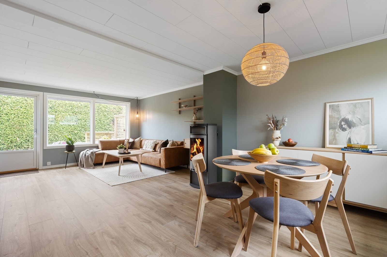 Stuen har laminat på gulvet, god plass til både sofagruppe og spisebord, og utgang til hagen. Galleribilde