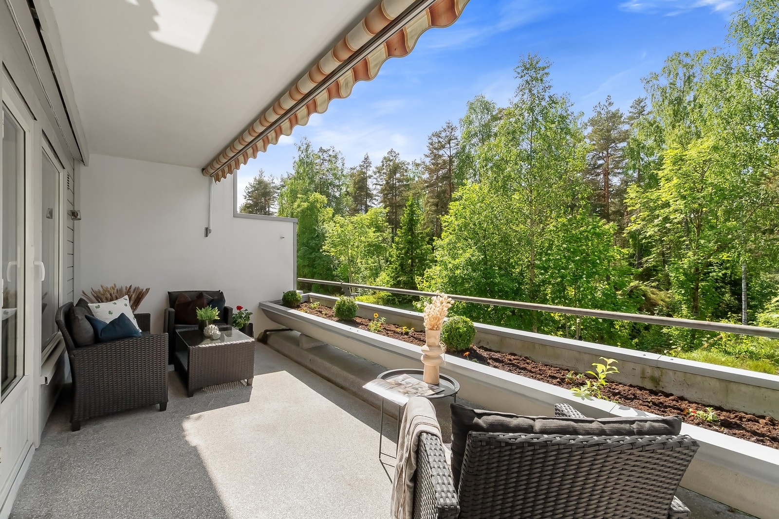 Dette er perfekt plass for både rolige morgener med kaffe, lune sommerkvelder og hyggelig sammenkomster med venner og familie Galleribilde