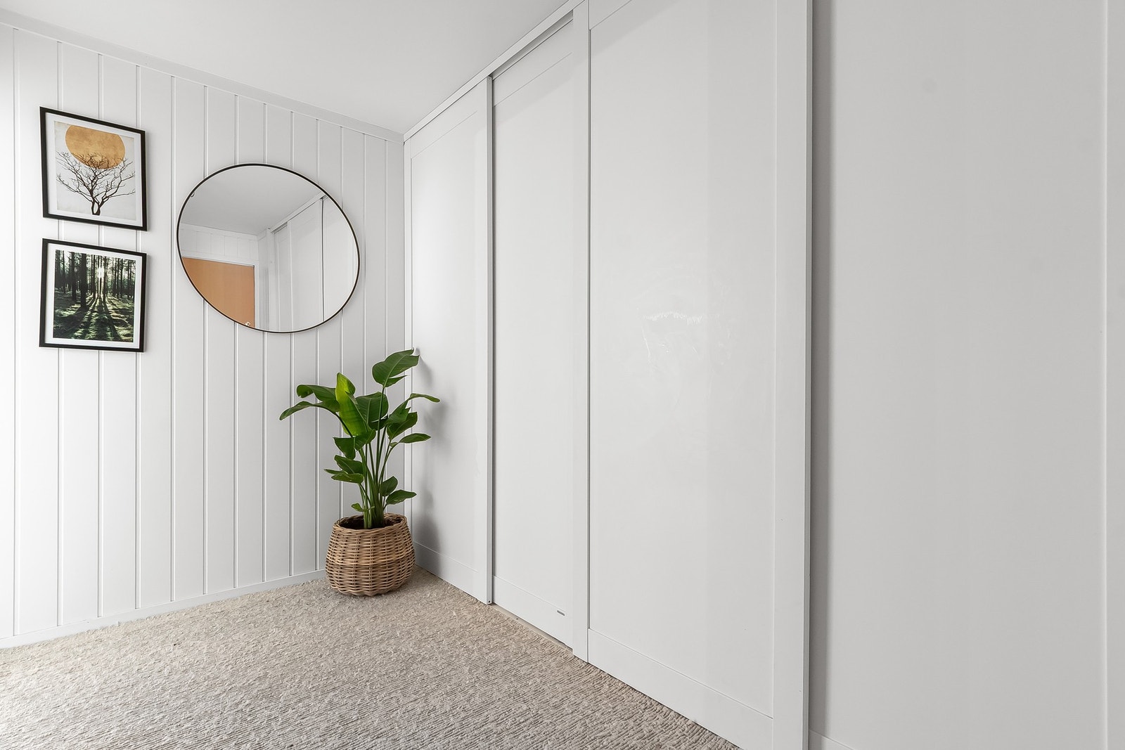 Innbydende entré med et lyst og delikat uttrykk som setter tonen for resten av hjemmet Galleribilde