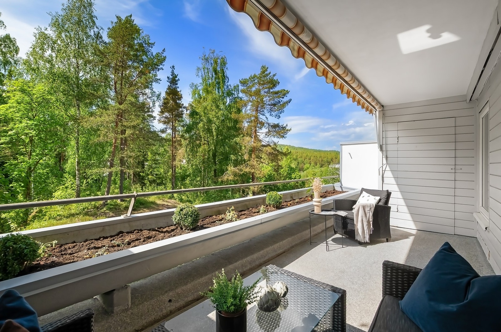 Her får du god plass til både sofagruppe, spisebord og grill - perfekt for familien Galleribilde