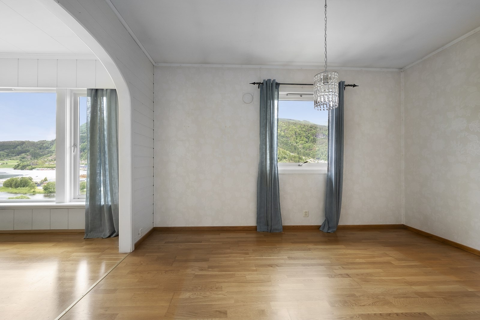 Stue og spisestue ligger i delvis åpen løsning. Spisestuen var et soverom på opprinnelig tegning. Galleribilde