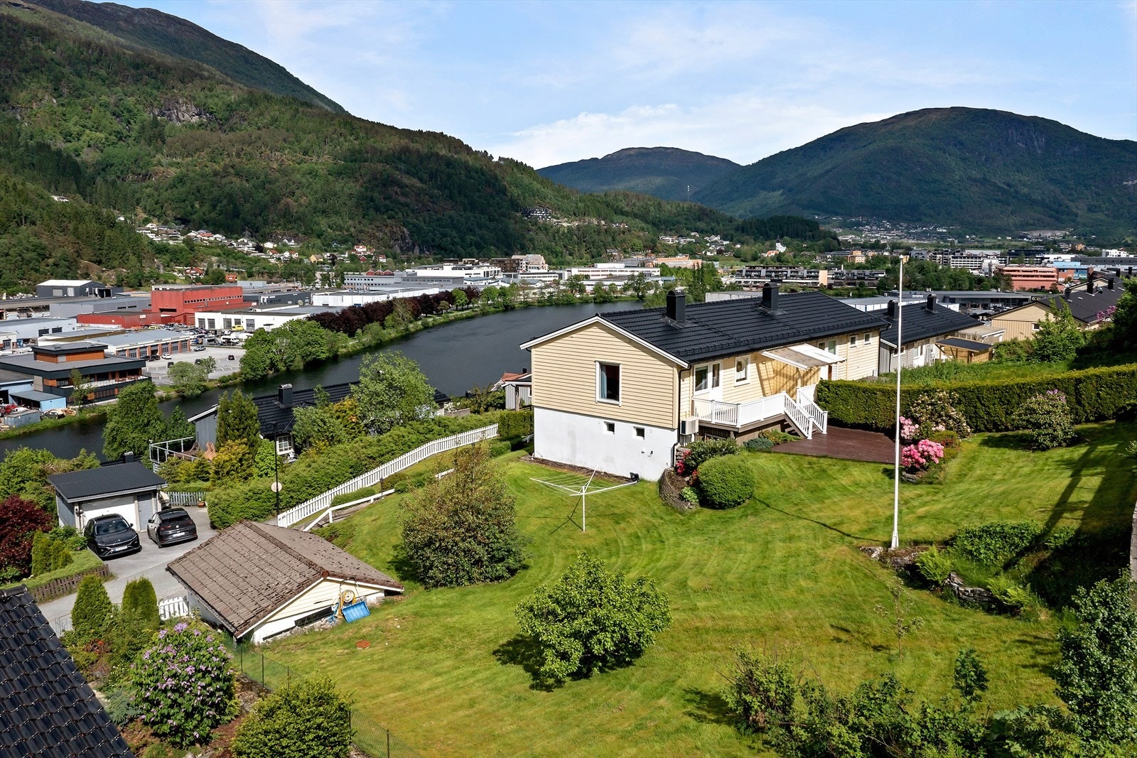 Halvpart av tomannsbolig over to plan med fri og fin beliggenhet ca. 1,3 km nordvest for Førde sentrum. Galleribilde