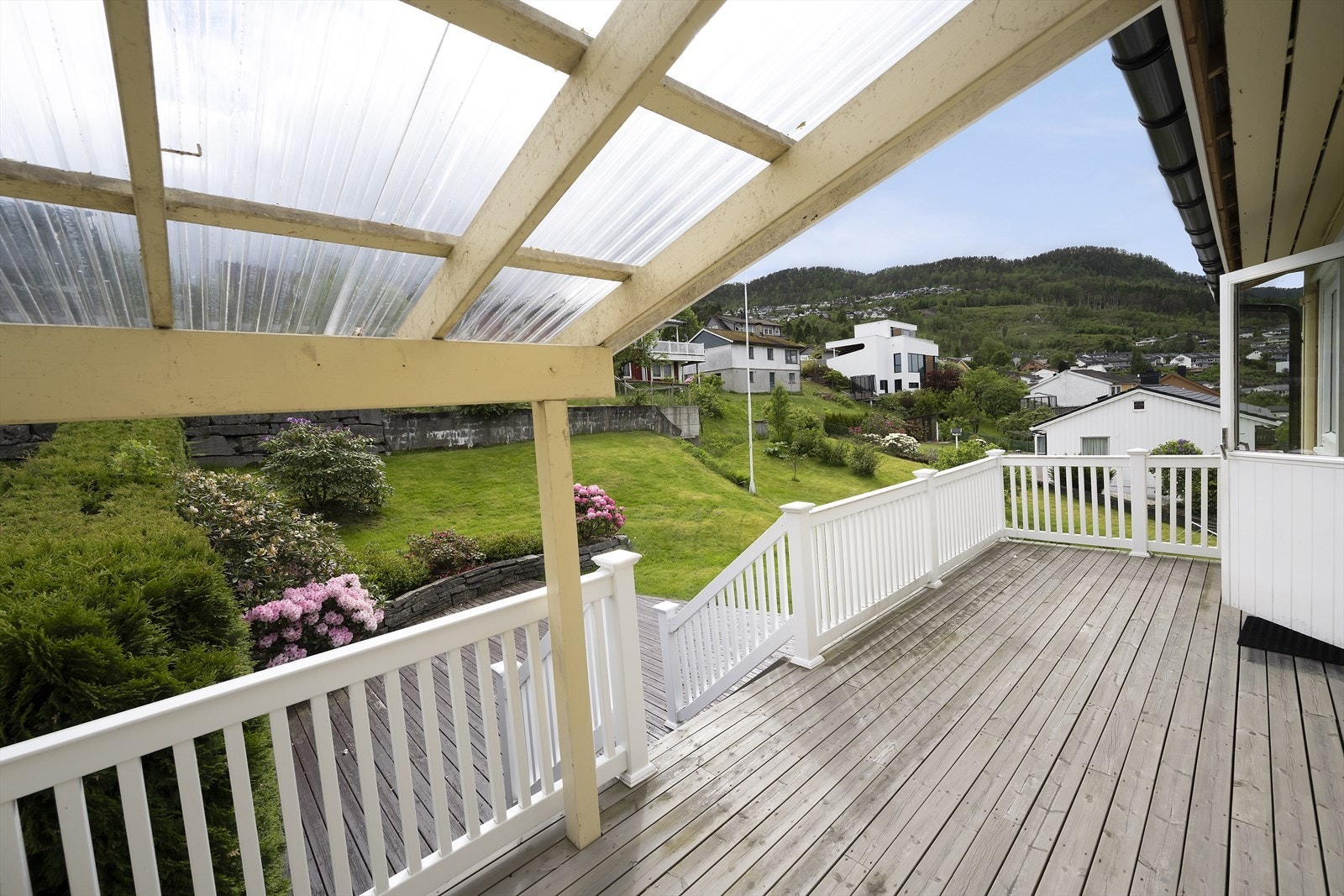 Terrassen har impregnerte terrassebord og rekkverk i hvit PVC. Galleribilde