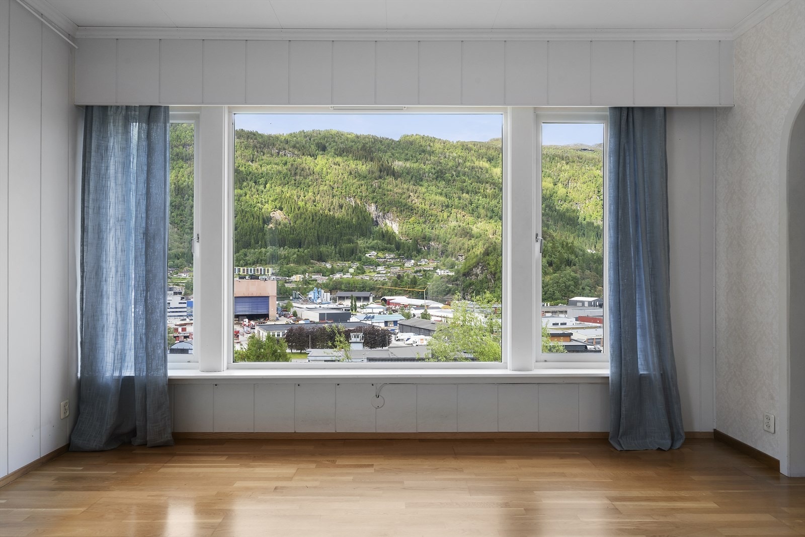 Gode vindusflater slipper inn rikelig med naturlig lys. Galleribilde