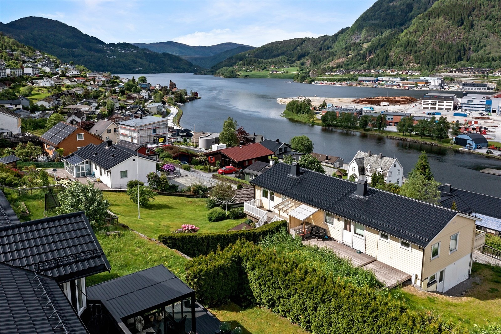 Eiendommen ligger nordvendt til og har utsikt over bebyggelse, elven Jølstra, Førdefjorden og omliggende fjellformasjoner. Galleribilde