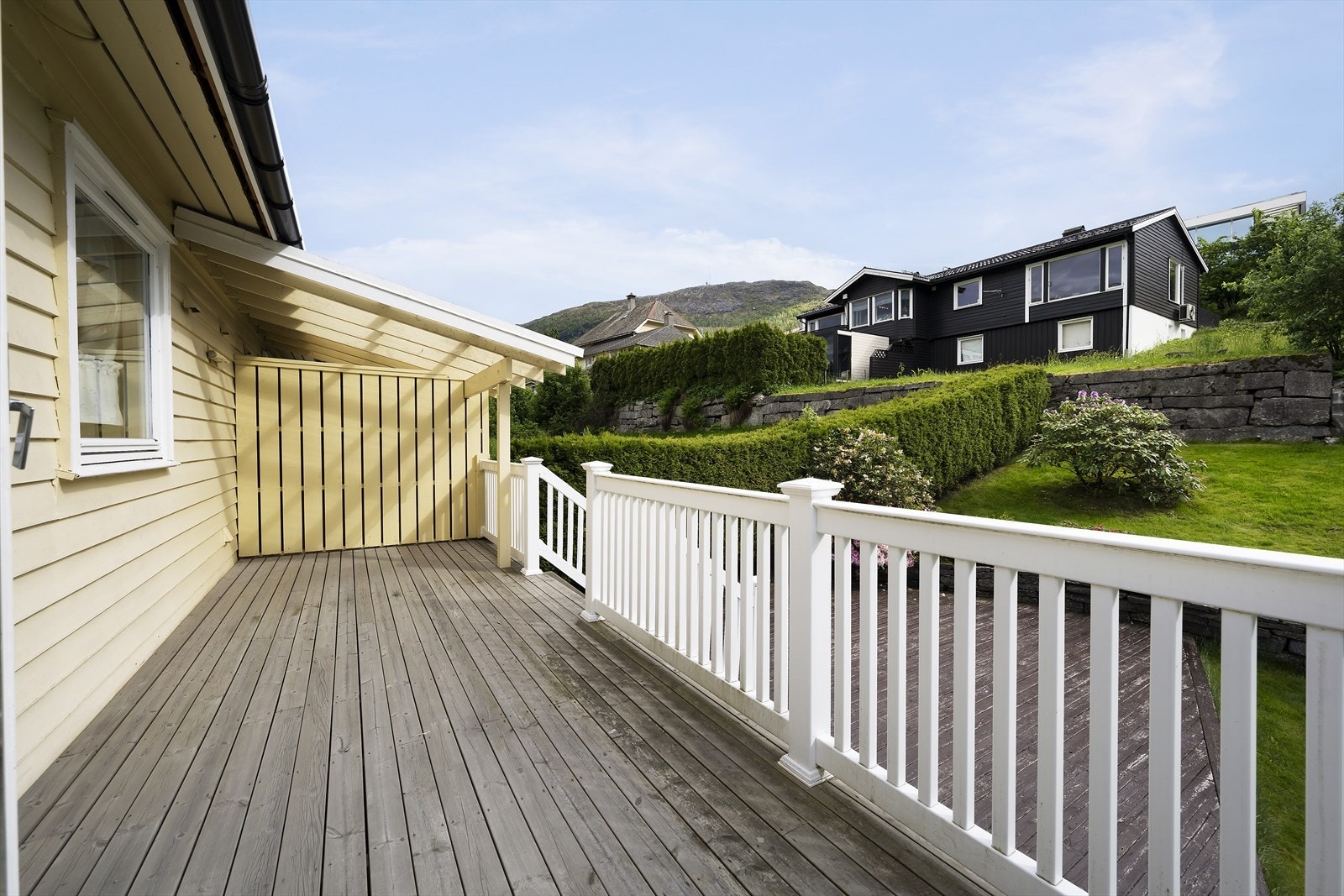 Fra stuen er det utgang til delvis overbygd terrasse. Galleribilde