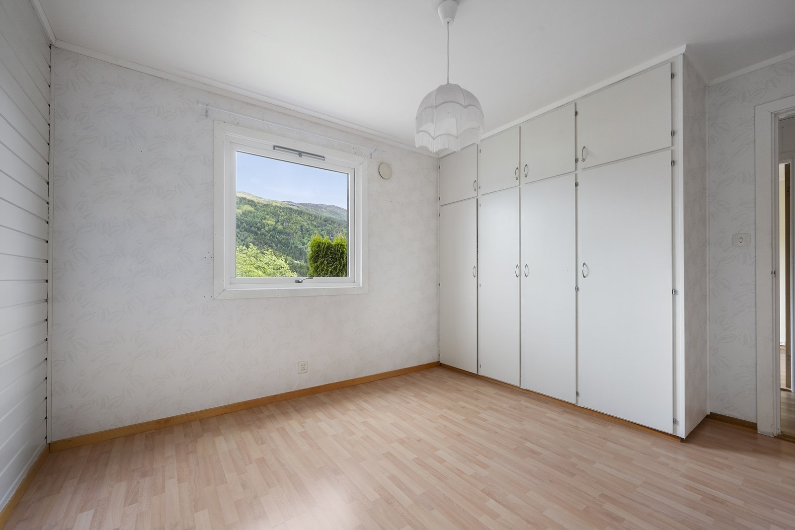 Det ene soverommet har plassbygd garderobeskap. Galleribilde