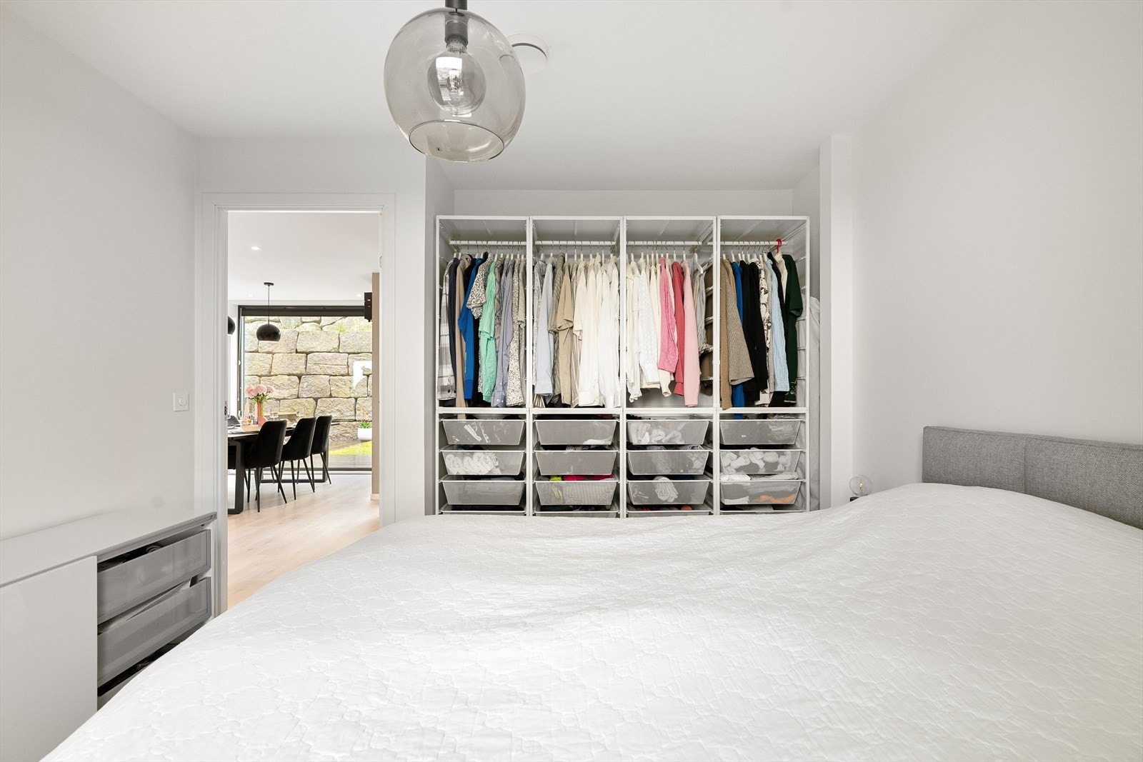 Hovedsoverommet har eget tilgenet plass hvor man kan ha garderobeskap. Garderobe som står per i dag kan følge med om ønskelig. Galleribilde