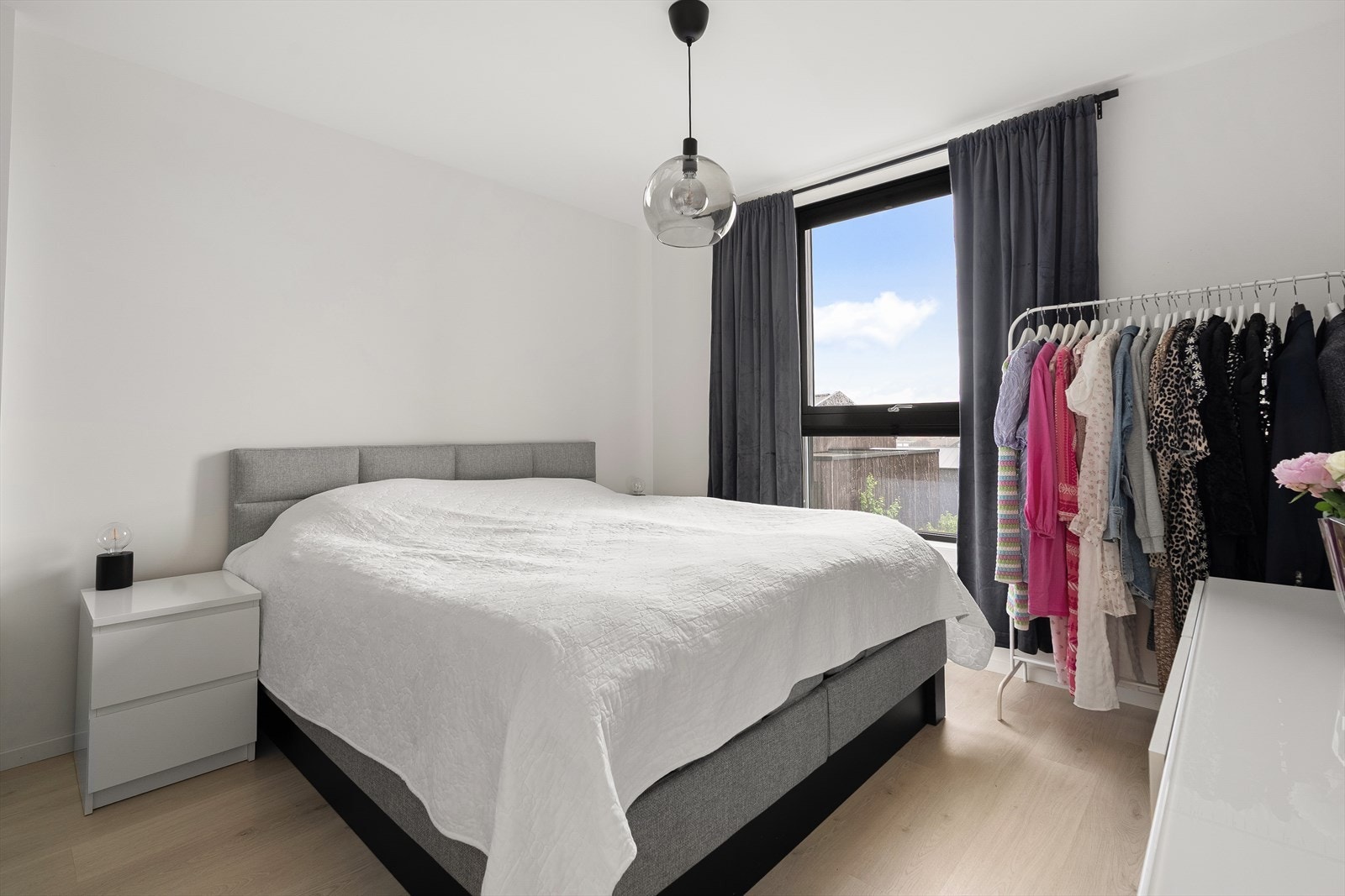 Hovedsoverom. Her er det godt med plass til dobbelseng, nattbord, kommode m.m. Galleribilde