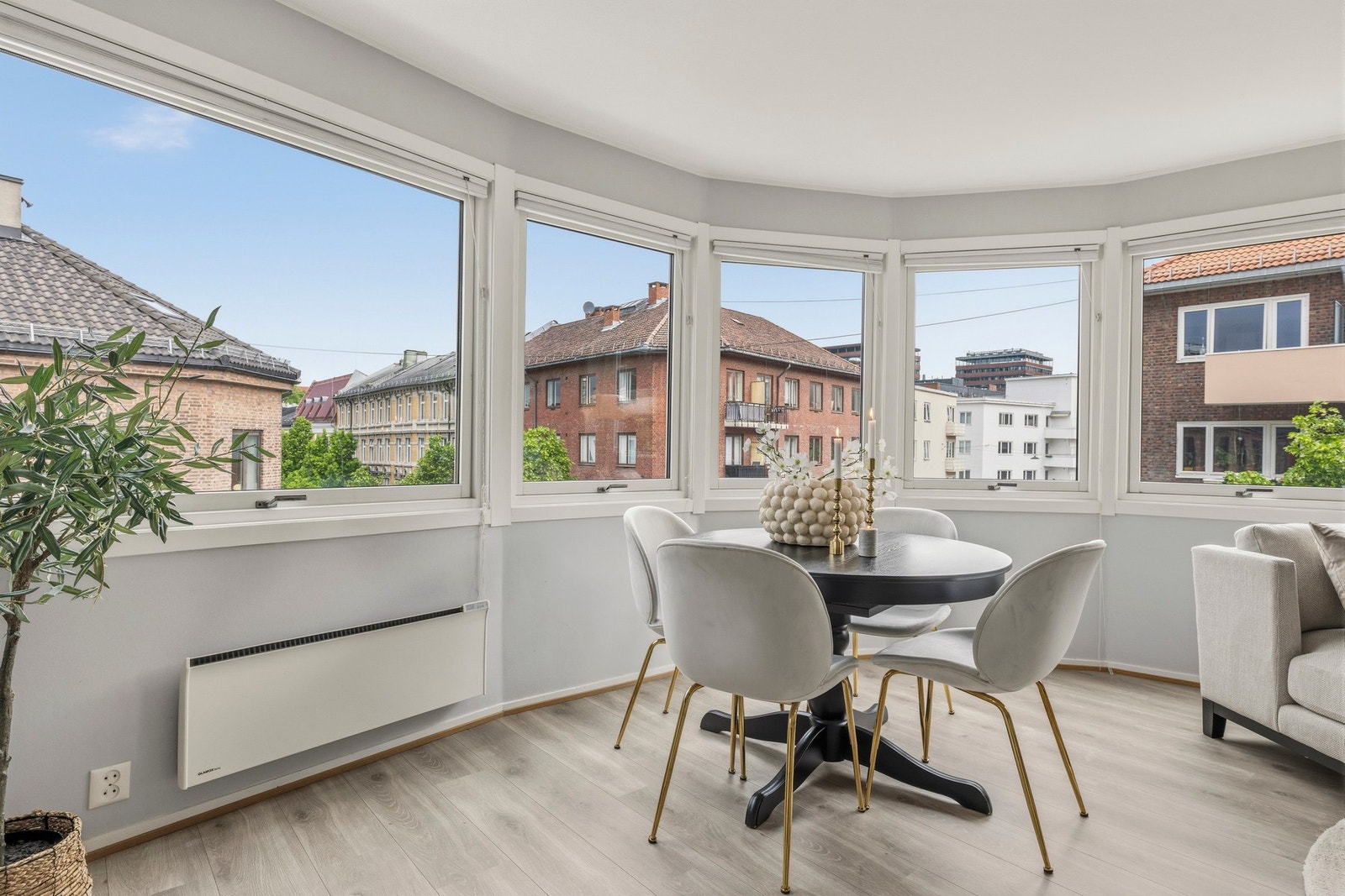 Det er gode møbleringsmuligheter i stuen, med plass til sofamøbler med tilhørende stuebord, TV-løsning, eller annet ønskelig møblement. Galleribilde