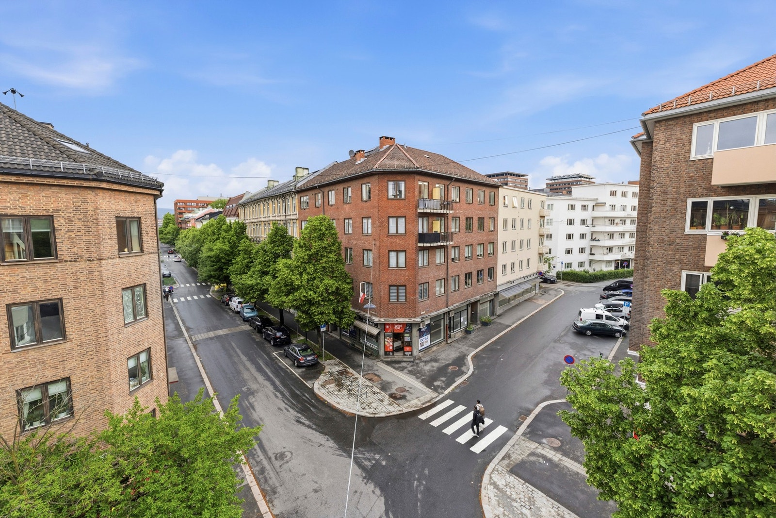 Leiligheten er beliggende i 5 etasje med heisadkomst og fremstår som lys og luftig med store lysflater som skaper en god atmosfære. Galleribilde