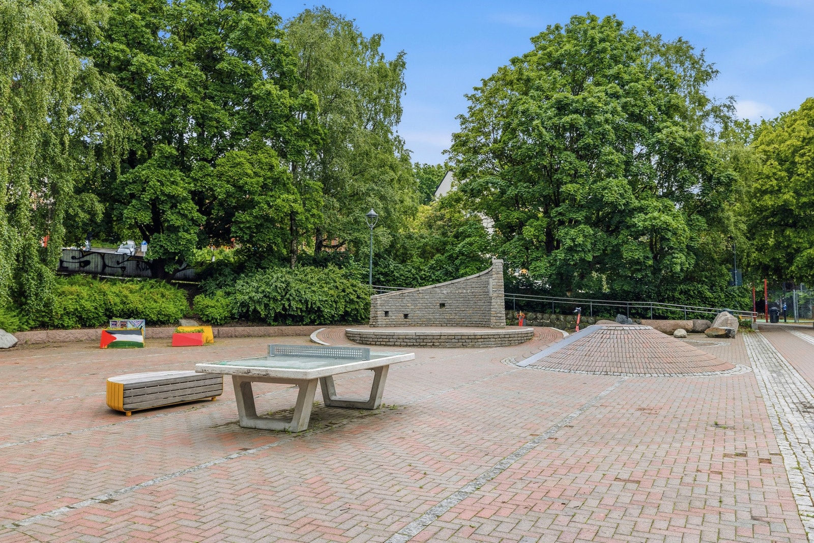 Tøyen kombinerer det urbane bylivet med nærhet til grønne omgivelser. Tøyenparken ligger like i nærheten og er et populært samlingssted med store grøntområder, turmuligheter og gode forhold for rekreasjon og avslapning. Galleribilde