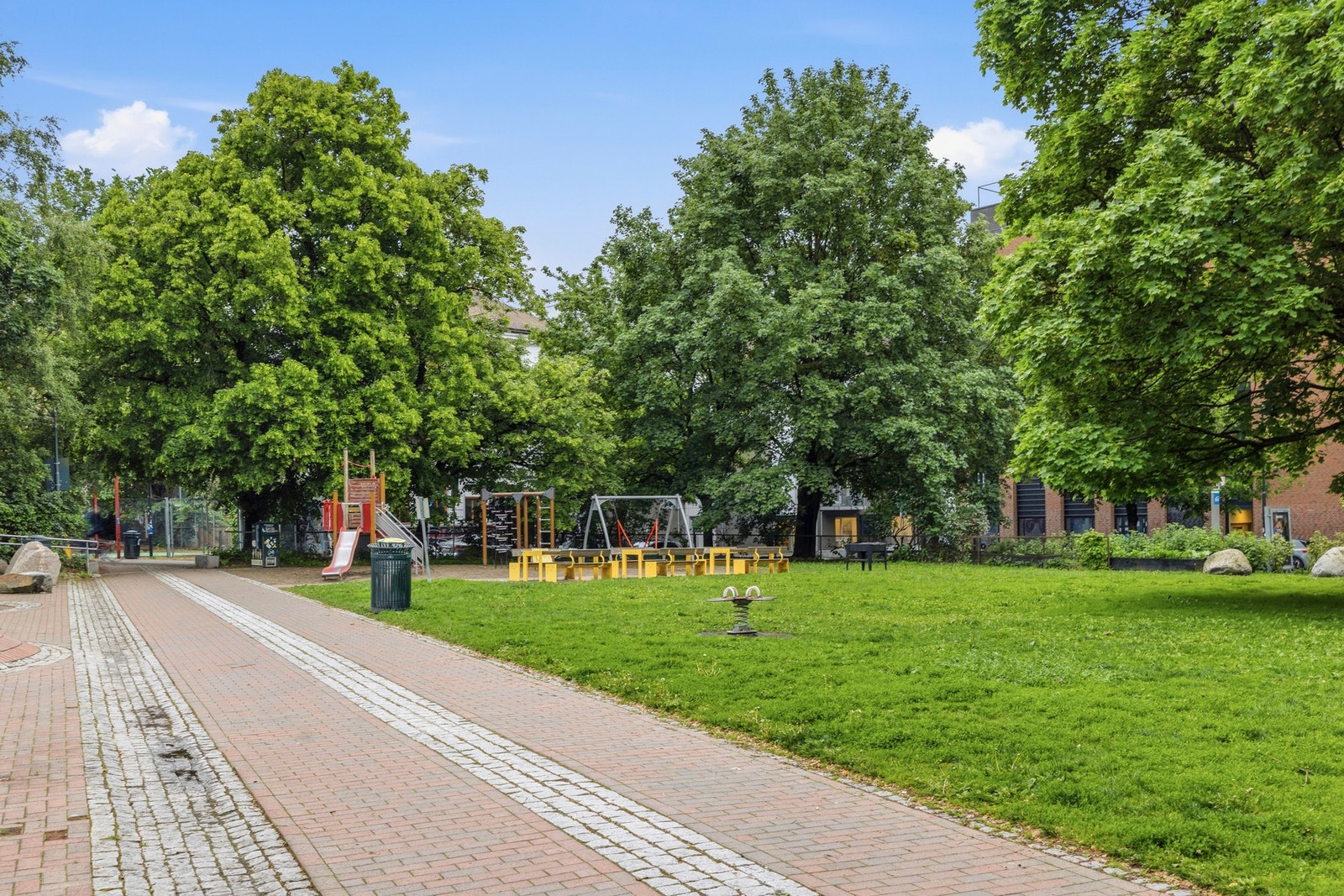 Her bor du med kort vei til daglige servicetilbud, kollektivtransport og et bredt utvalg av kaféer og restauranter. Galleribilde