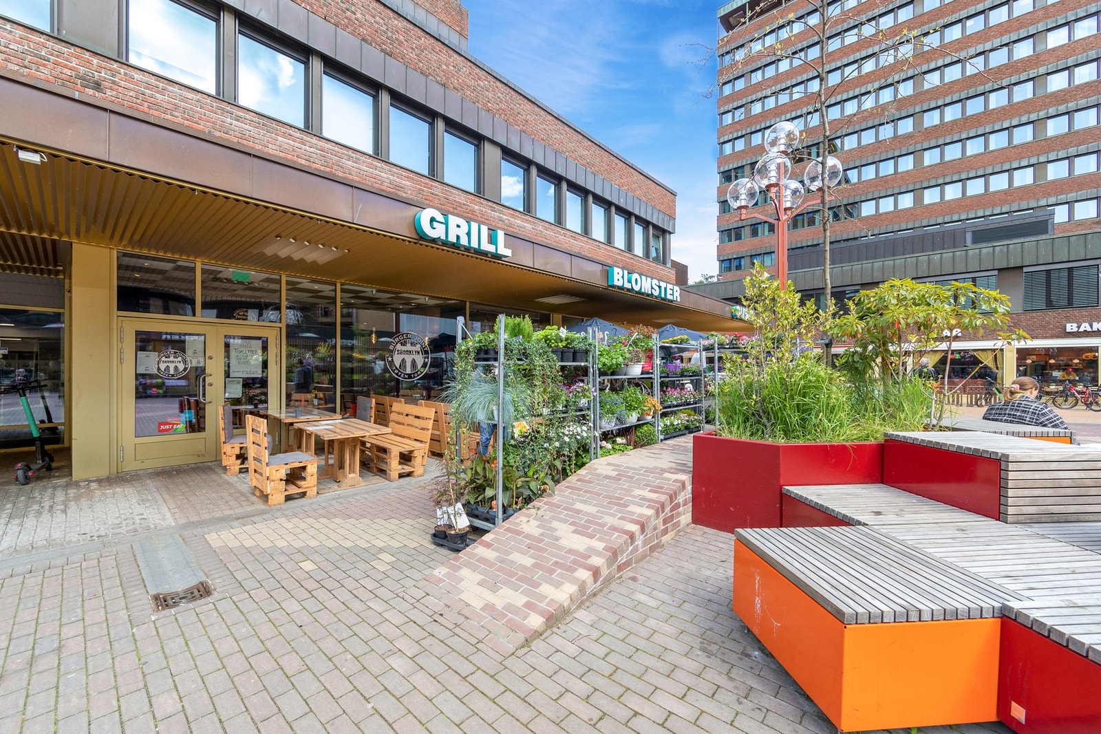 Tøyen har de senere årene gjennomgått en positiv utvikling og fremstår i dag som et populært område for både unge voksne, par og barnefamilier. Galleribilde