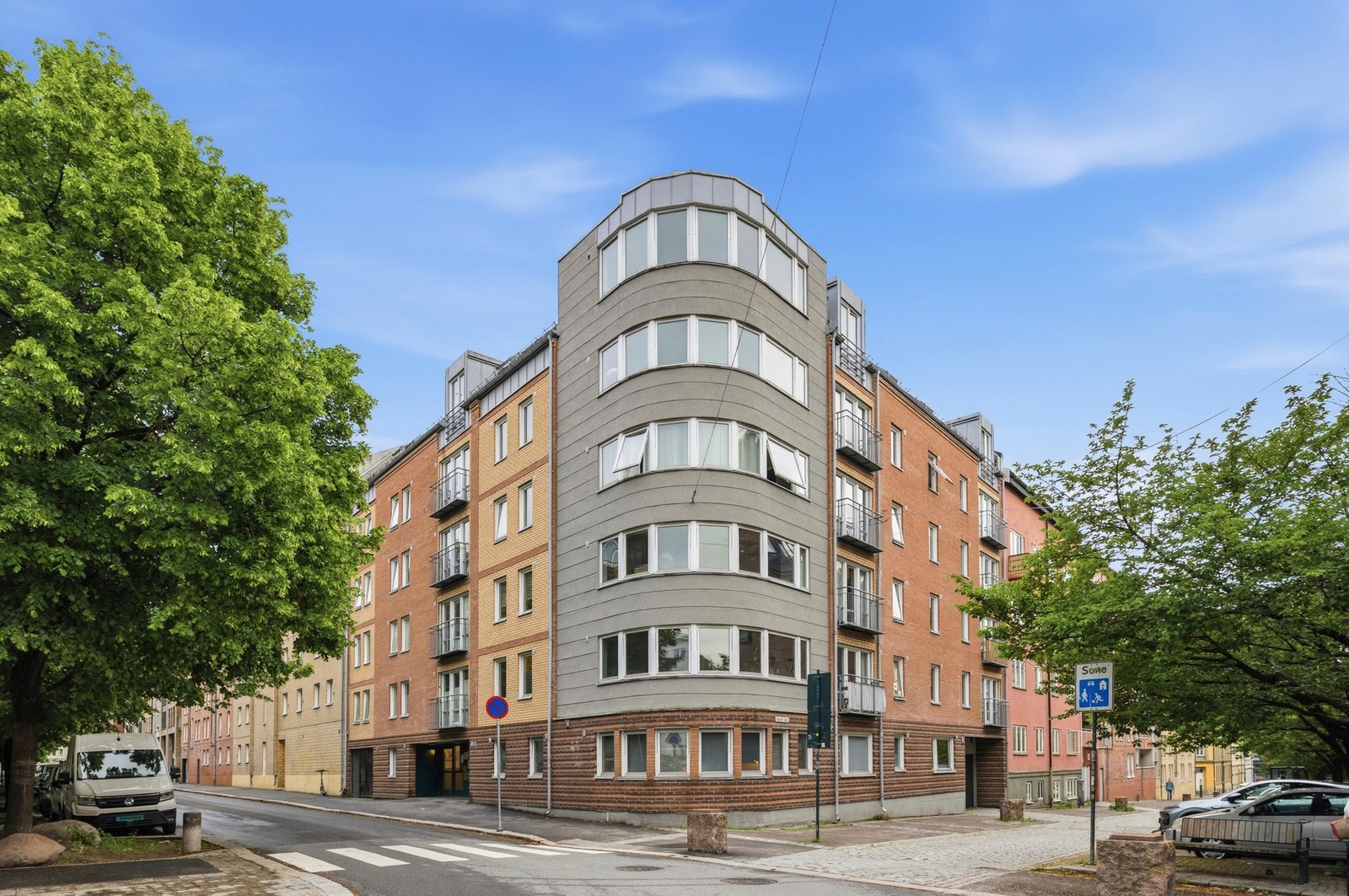 Her bor du med kort vei til daglige behov, et bredt utvalg av butikker og servicetilbud samt offentlig transport. Galleribilde