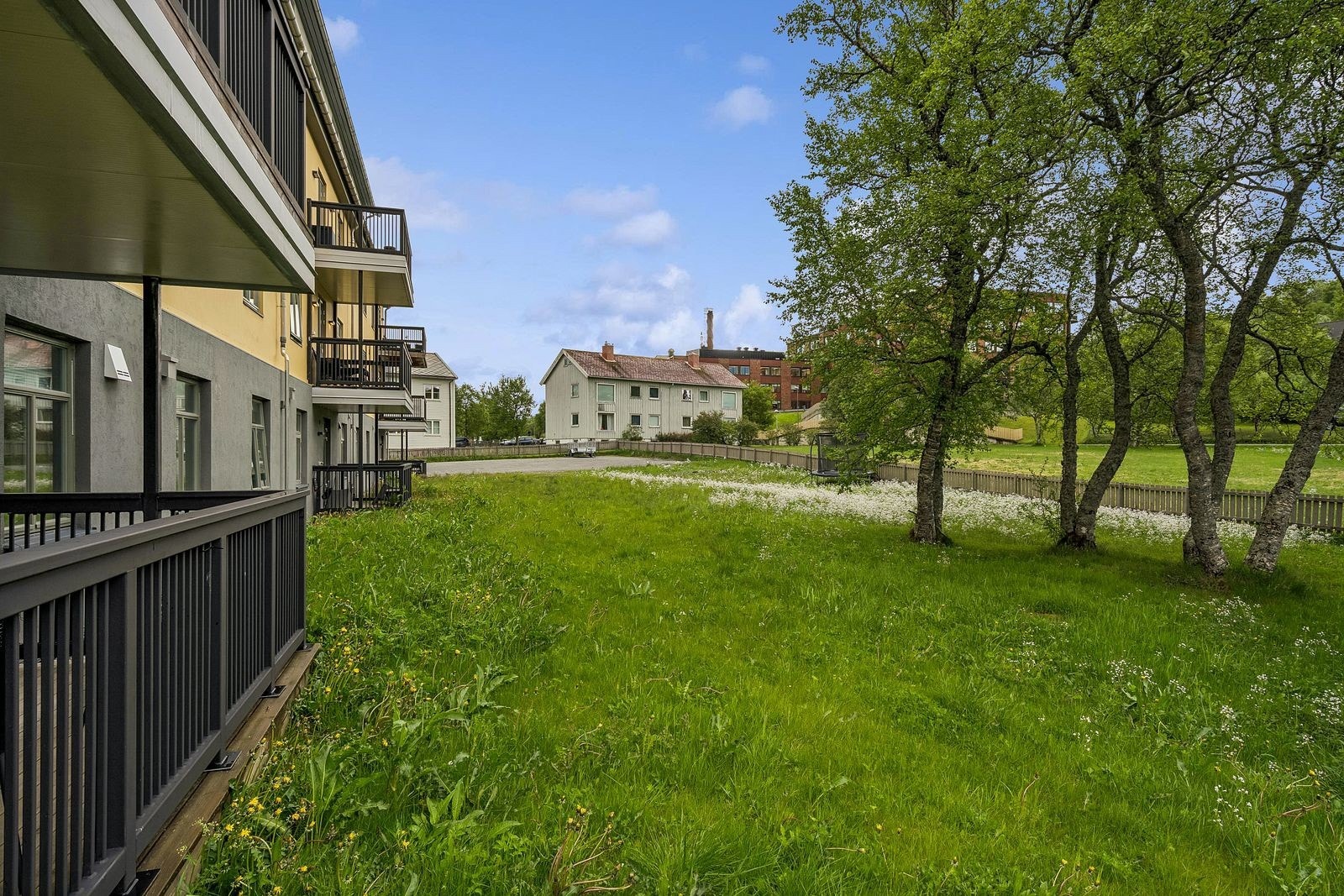 Tomten til boretsslaget er opparbeidet med plen og gruset gårdsplass Galleribilde