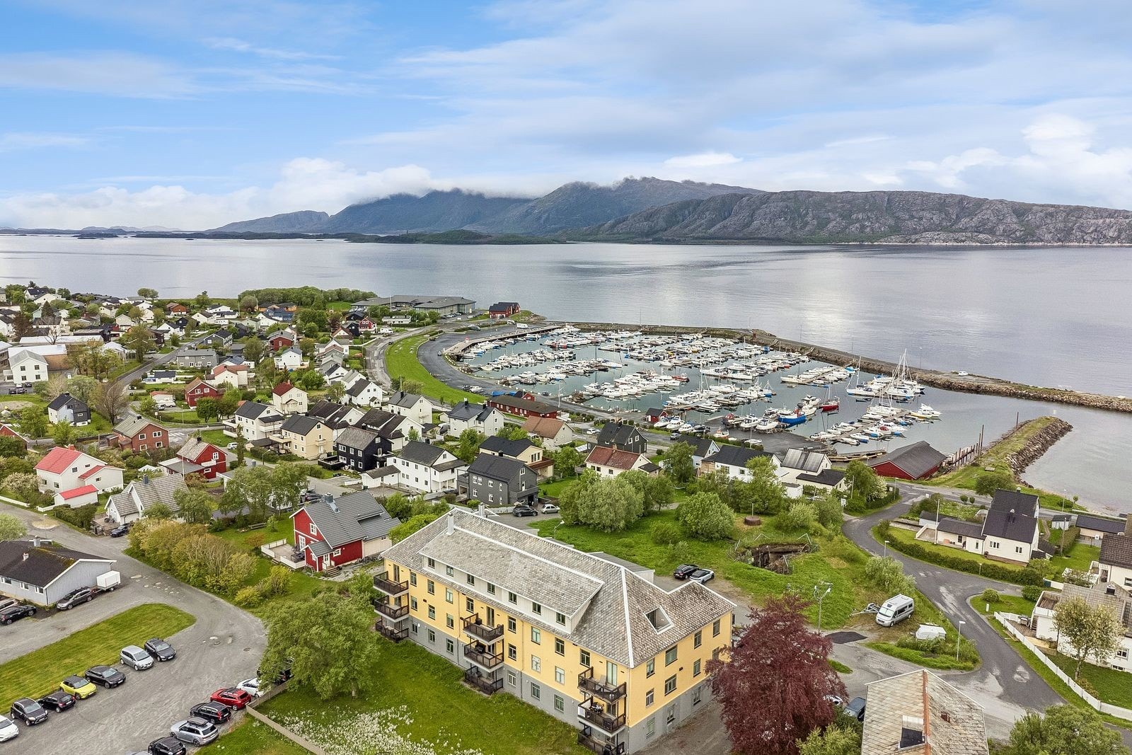 Her bor du med gangavstand til barnehage og kort avstand til skoler, idrettsanlegg, småbåthavn, butikker og øvrige servicetilbud Galleribilde