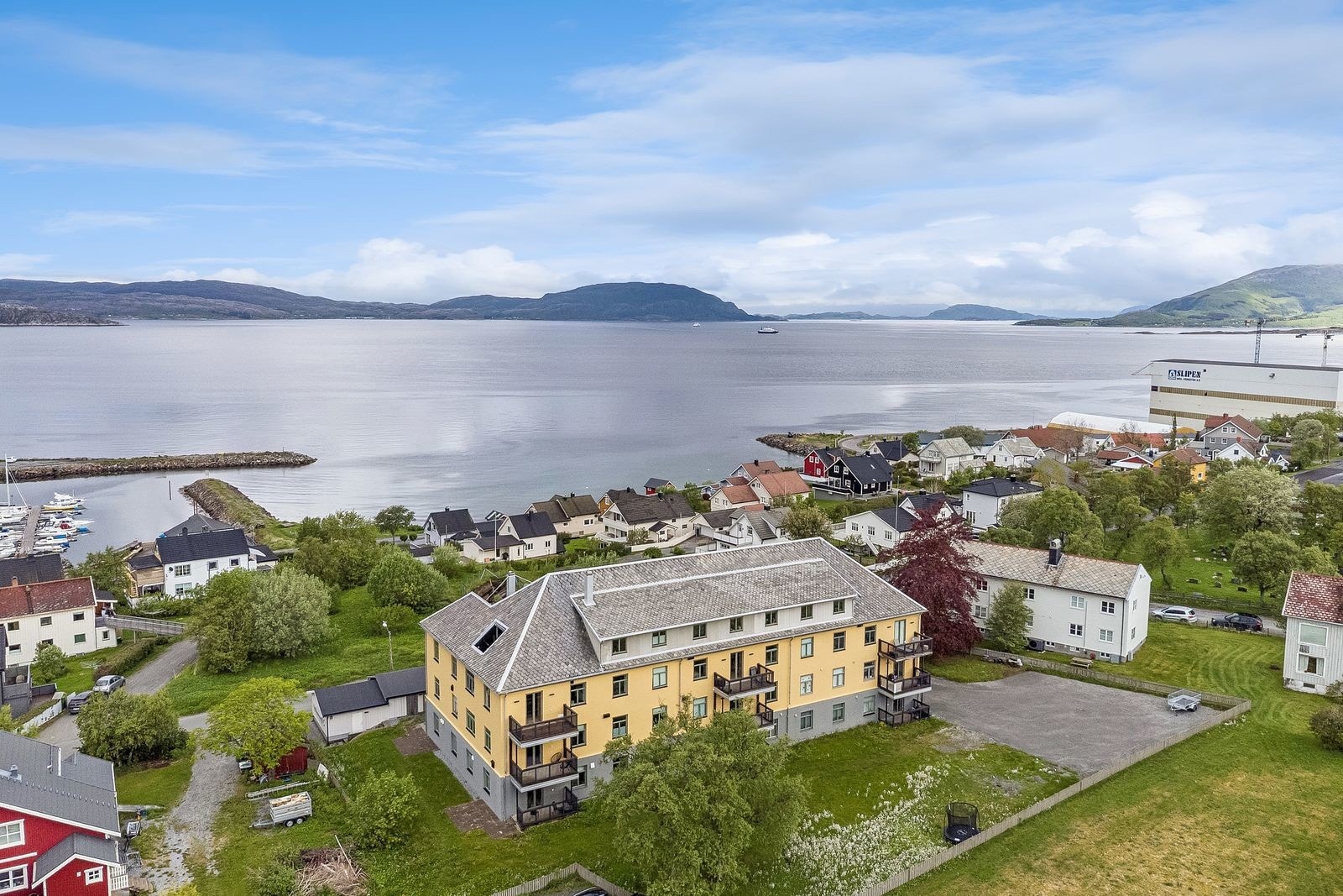 Eiendommen ligger i et etablert og attraktivt boligområde på Stamnes, kun ca. 1 km fra sentrum Galleribilde