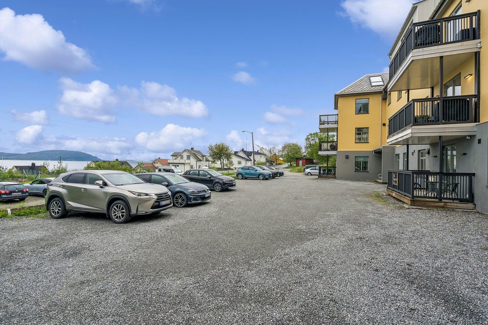 Stor gårdsplass med god plass til parkering Galleribilde