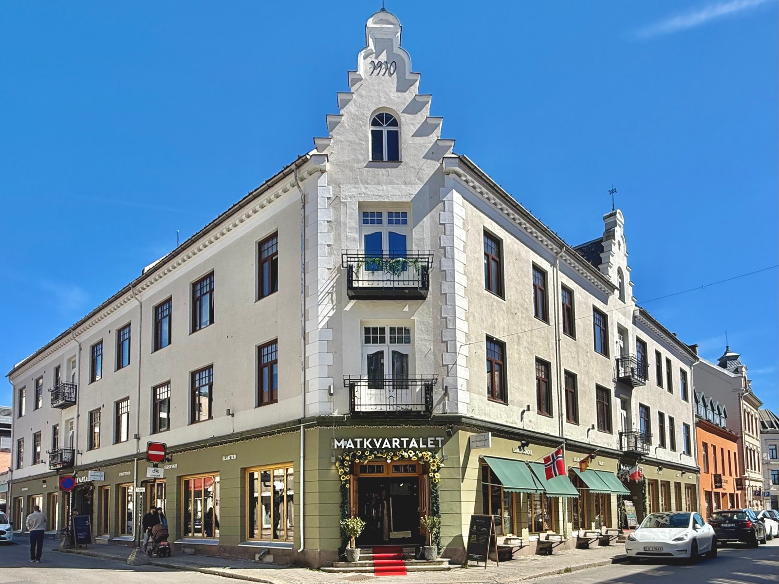 Matkvartalet på Hamar – stedet hvor smak, stemning og gode opplevelser møtes! Her kan du nyte alt fra saftige burgere og ferske pizzaer til spennende retter fra hele verden. Galleribilde