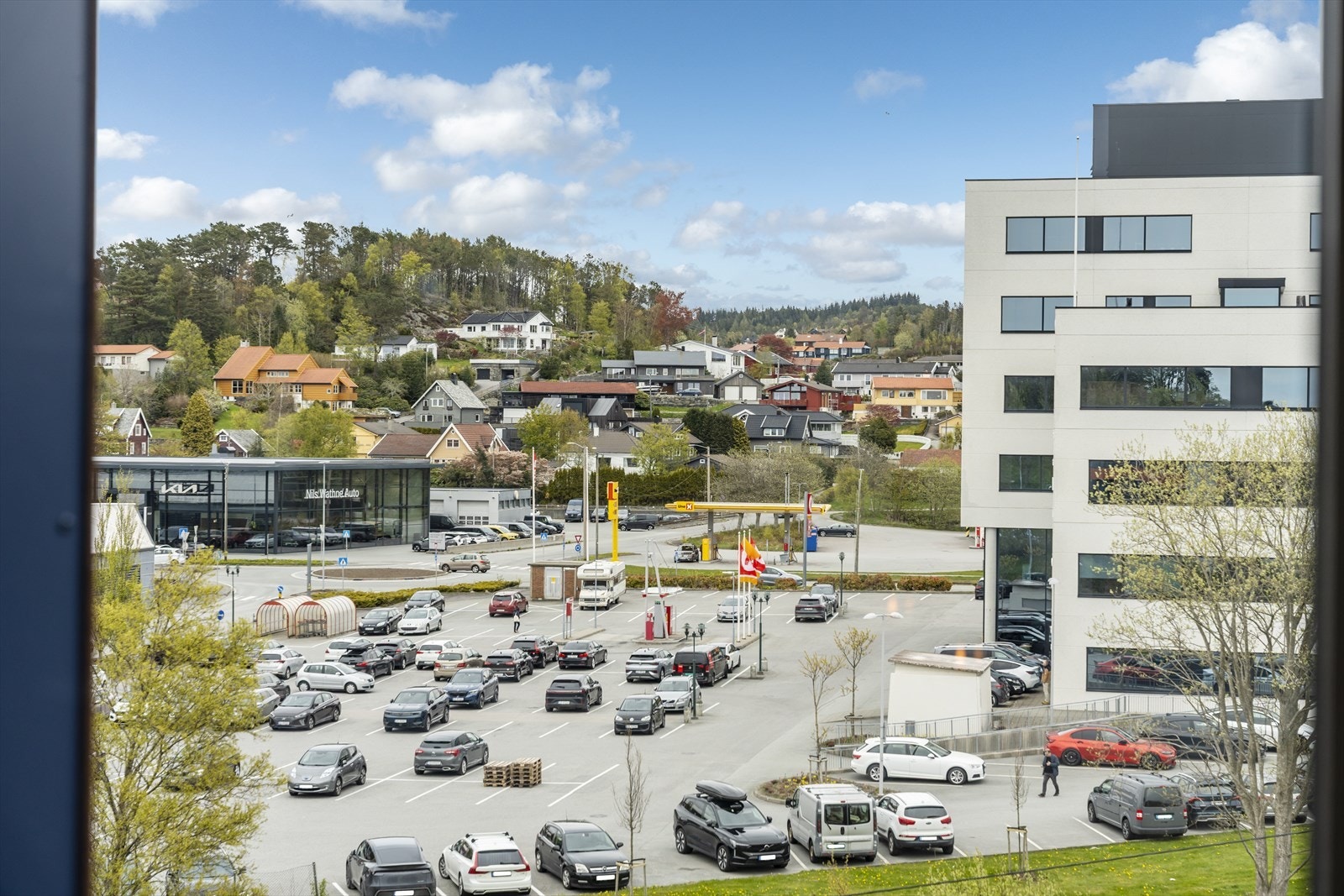 Det er gangavstand til dagligvarebutikker som Coop Extra, samt apotek og andre servicetilbud. Galleribilde