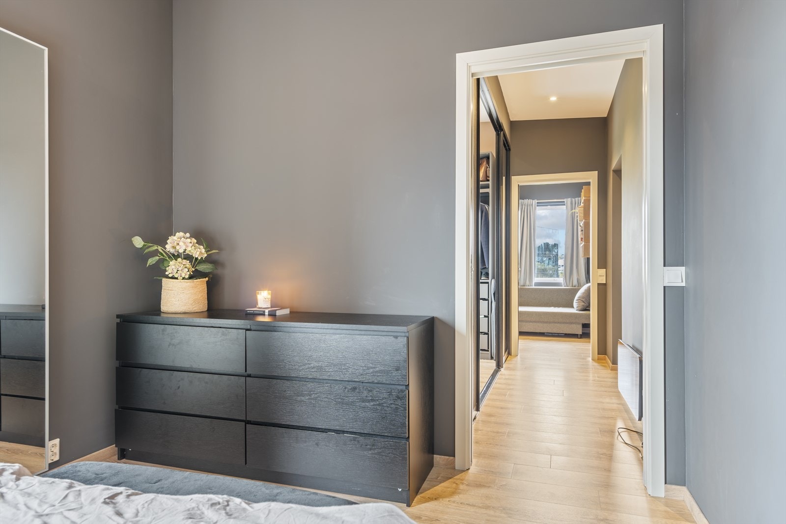 Fra soverommet er det direkte tilgang til et romslig walk-in-closet via skyvedør. Galleribilde