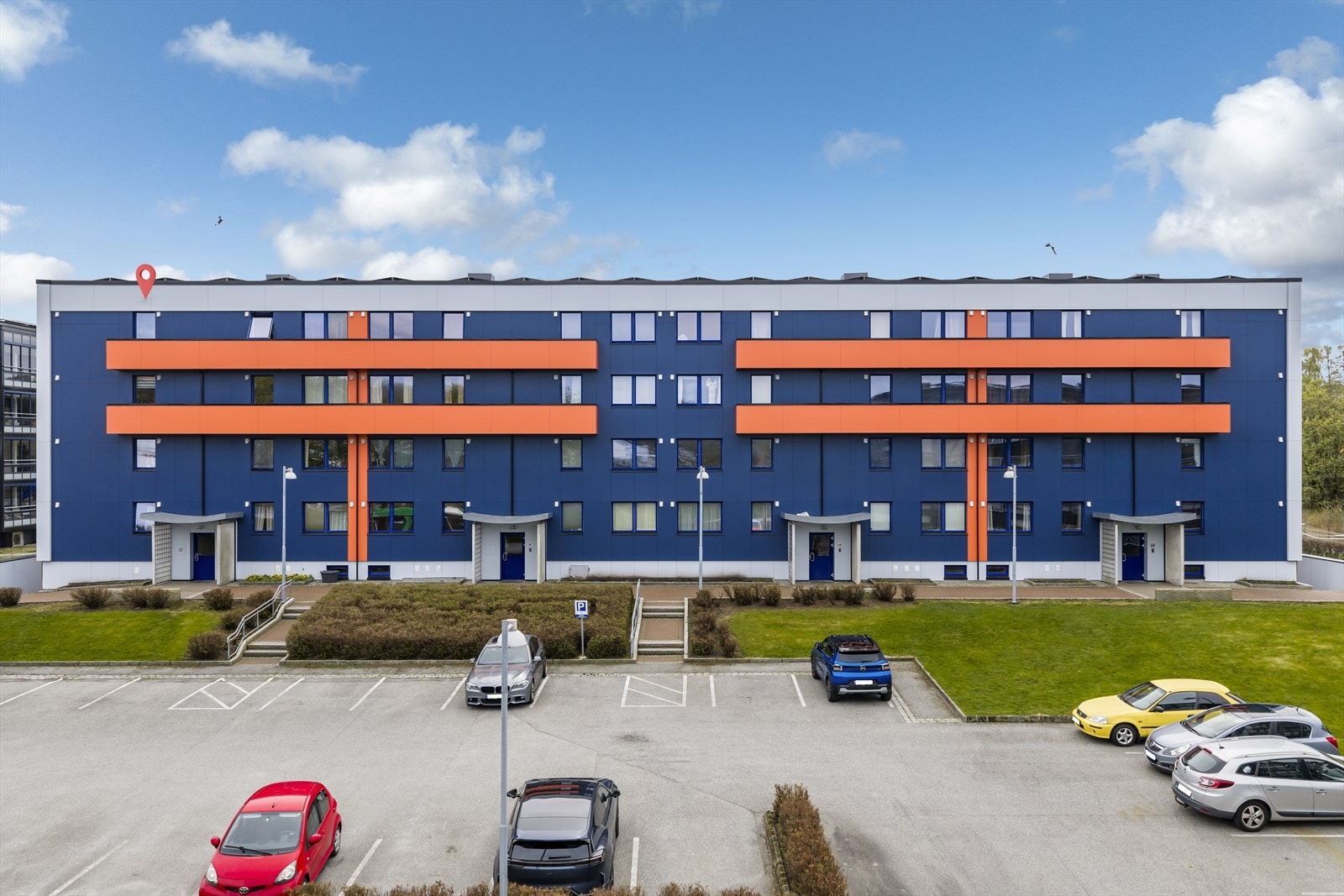 Felles parkeringsplass for beboerne. Galleribilde
