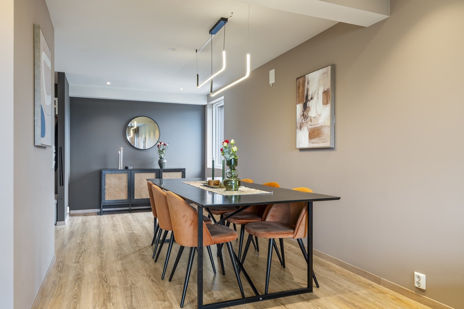 Den åpne løsningen gir god plass til både sofagruppe og en romslig spisestue. Galleribilde