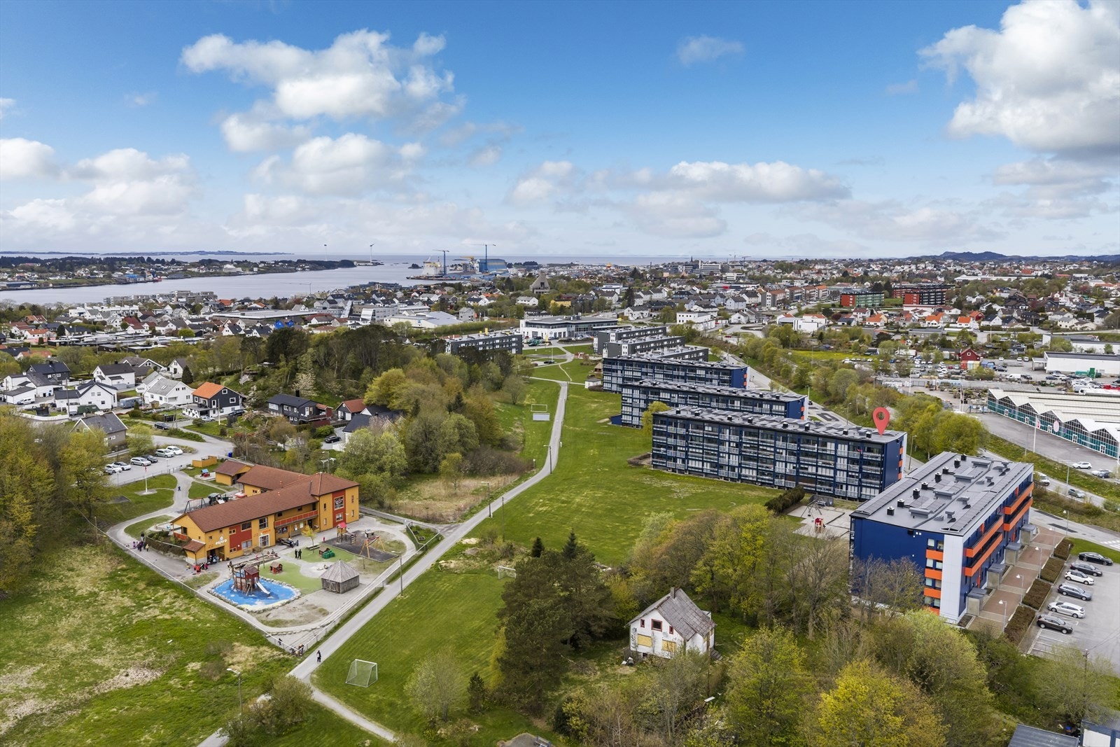 Området har nærhet til skoler for alle trinn, inkludert Håvåsen skole og Karmsund videregående skole. Galleribilde