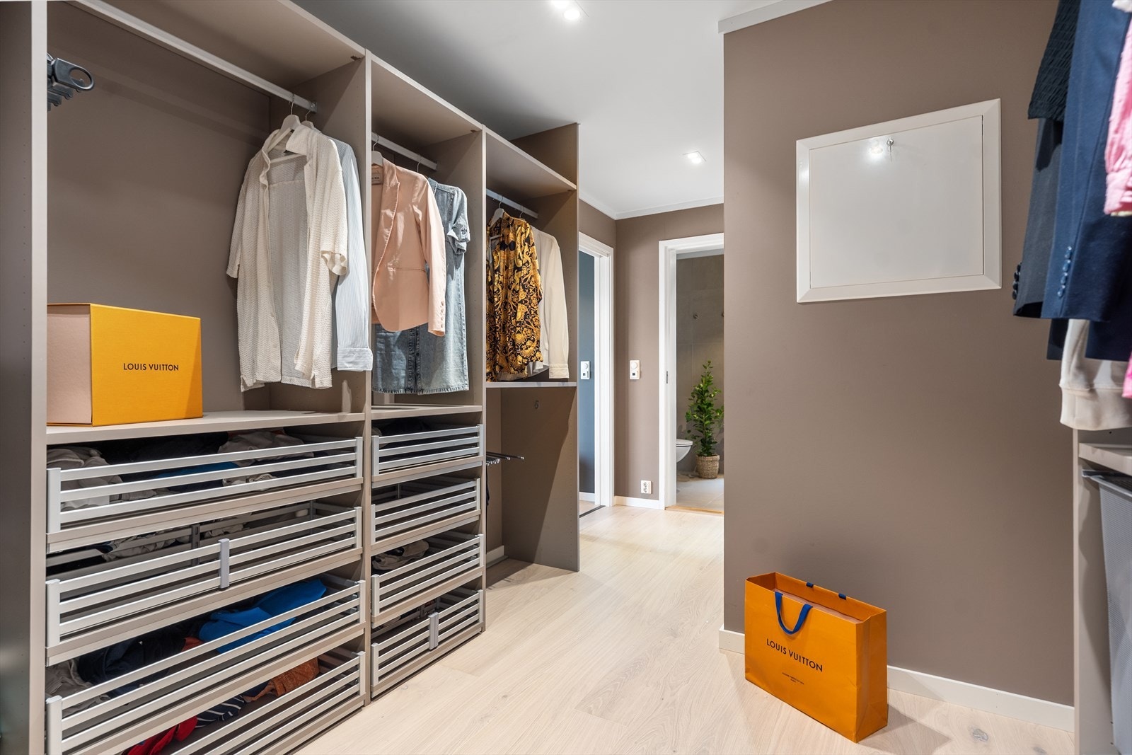 Svært praktisk walk-in-garderobe i tilknytning til soverommet og badet. Her er alt lagt til rette for en god start på dagen! Galleribilde