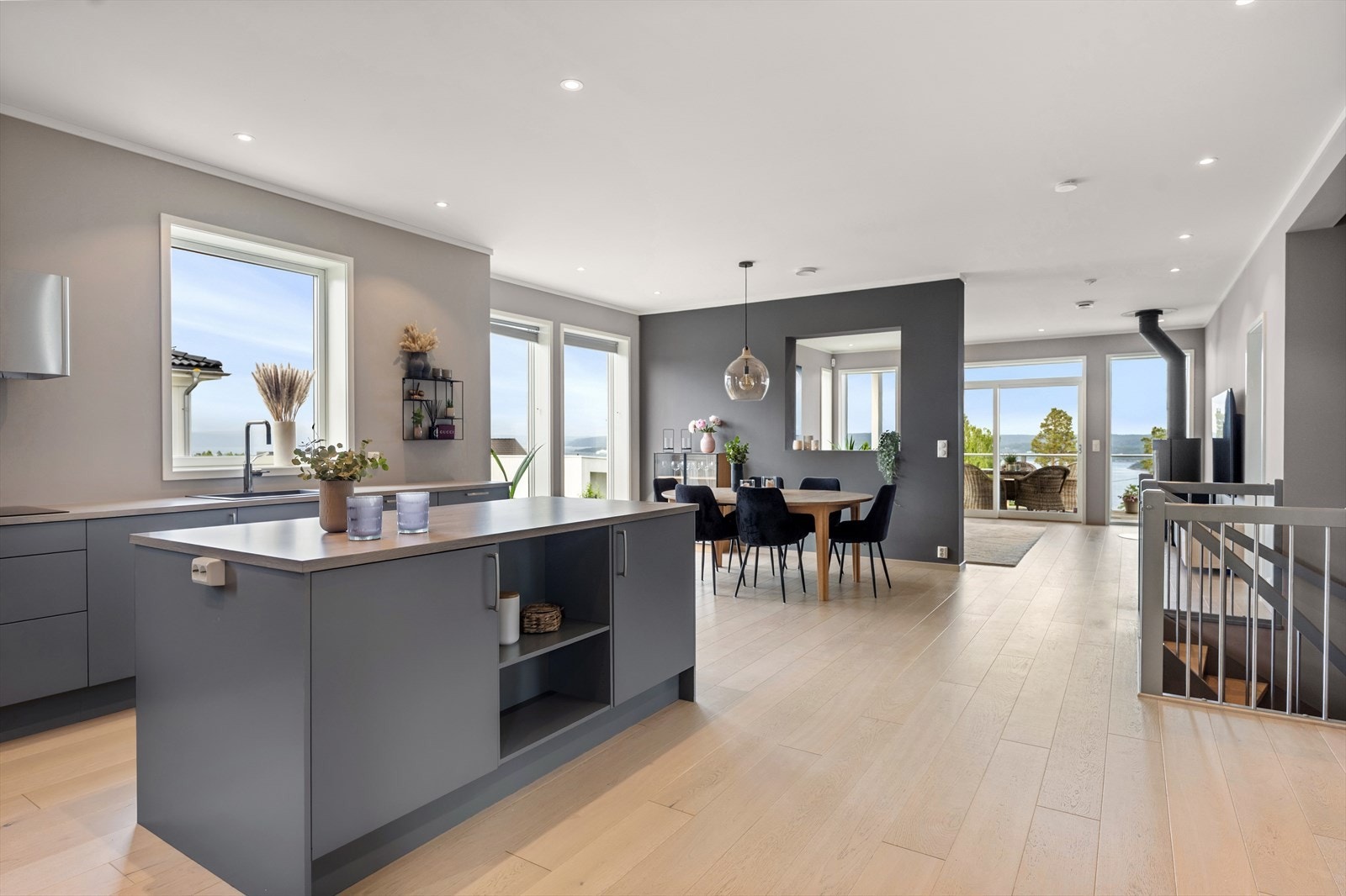 Det er god plass til en stor spisestue som rommer hele familien eller venneflokken. Galleribilde