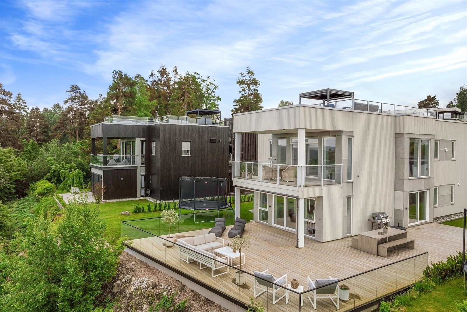 Dette er en nyere enebolig (2020) over to etasjer med takterrasse på toppen. Herfra er det fantastisk og luftig utsikt utover Oslofjorden, Håøya og områdene rundt. Her kan du flytte rett inn! Galleribilde